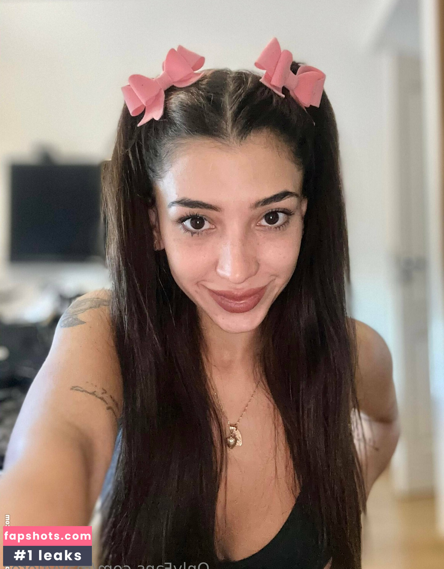 ellie.kisses gallery photo #24