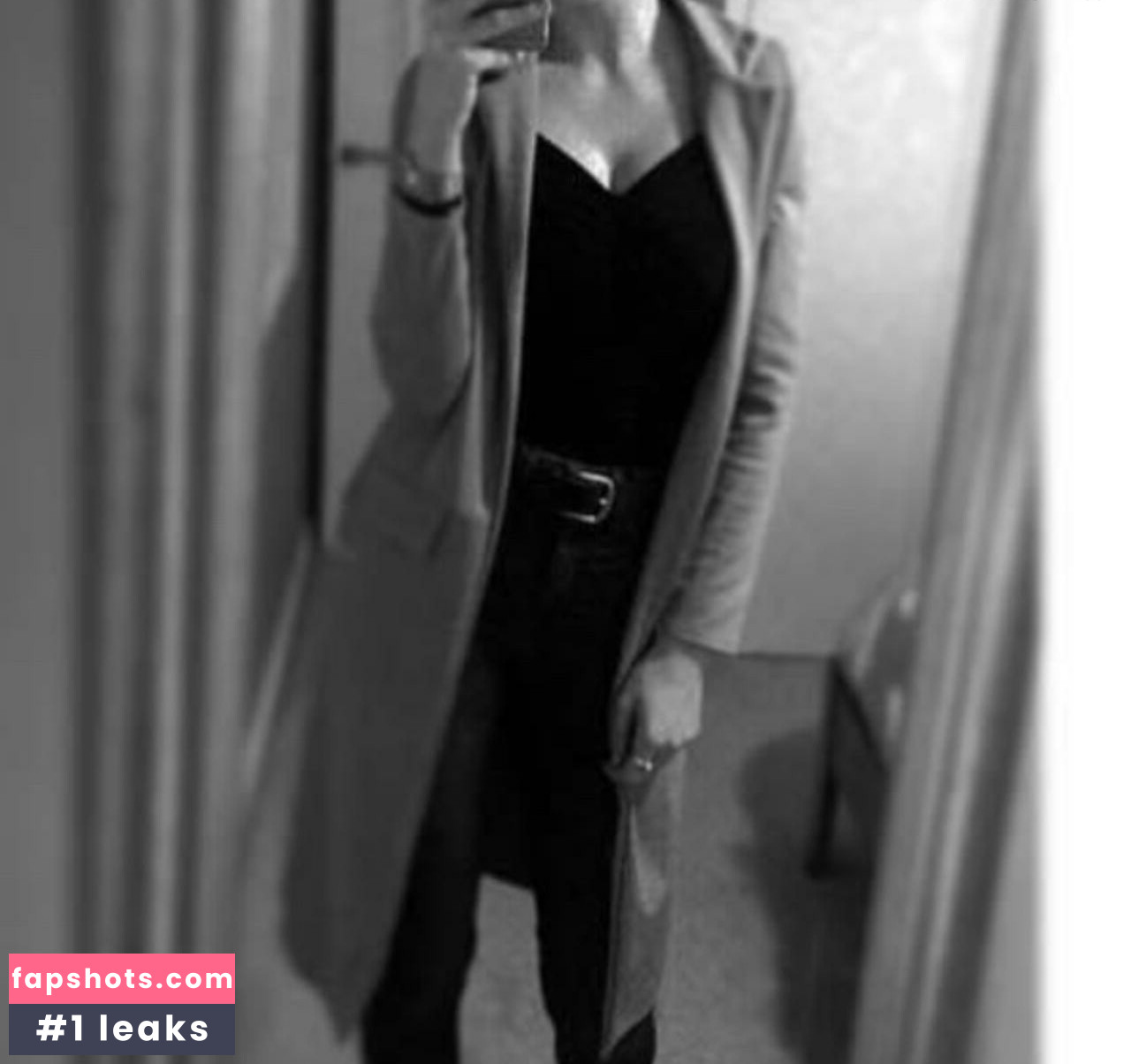 Ellie M gallery photo #14