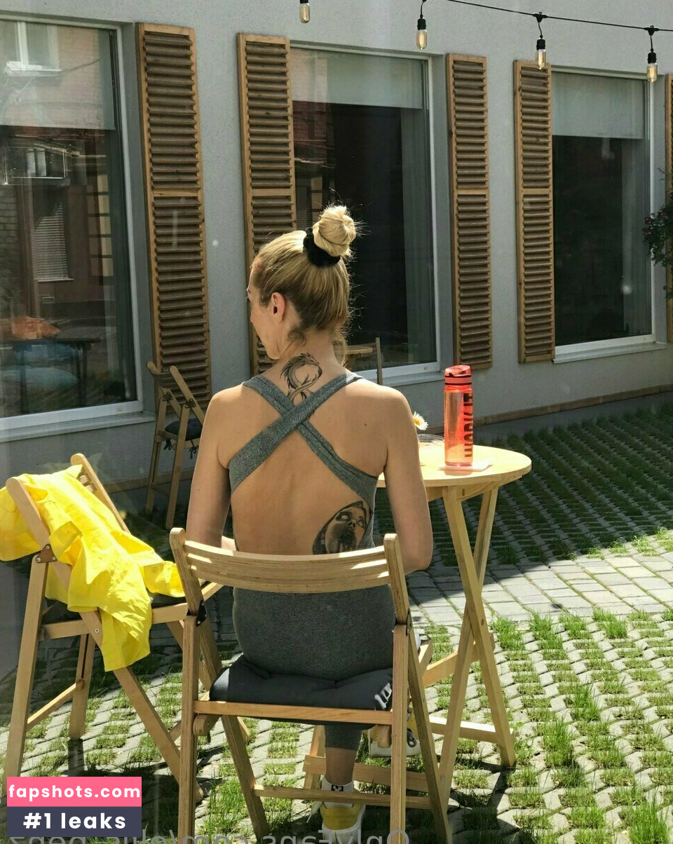 ellis_benz nude babe gallery