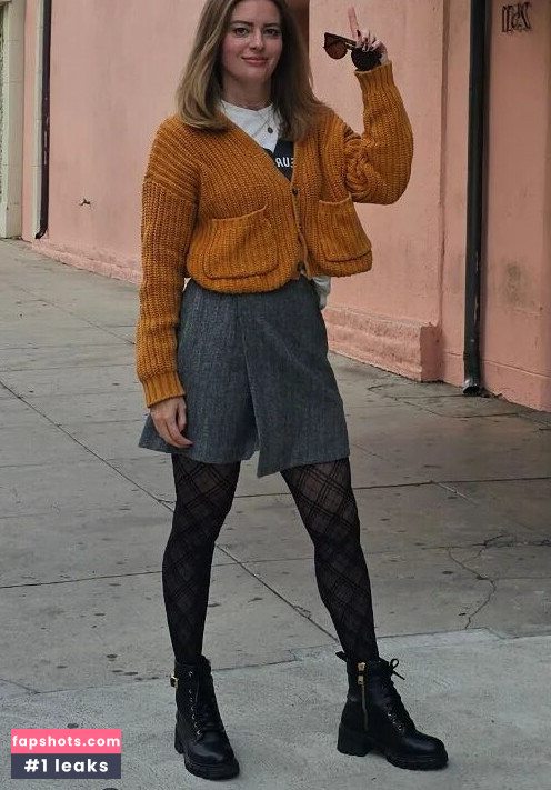 Elyse Willems gallery photo #18