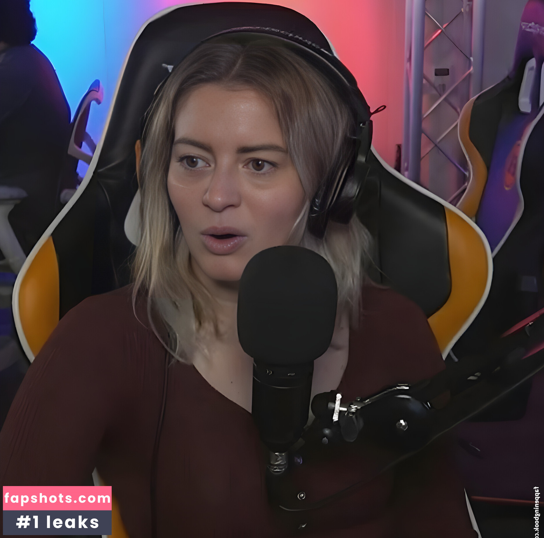 Elyse Willems gallery photo #28