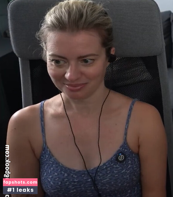 Elyse Willems gallery photo #5