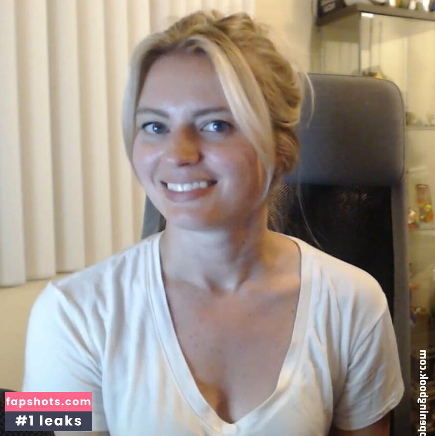 Elyse Willems gallery photo #50