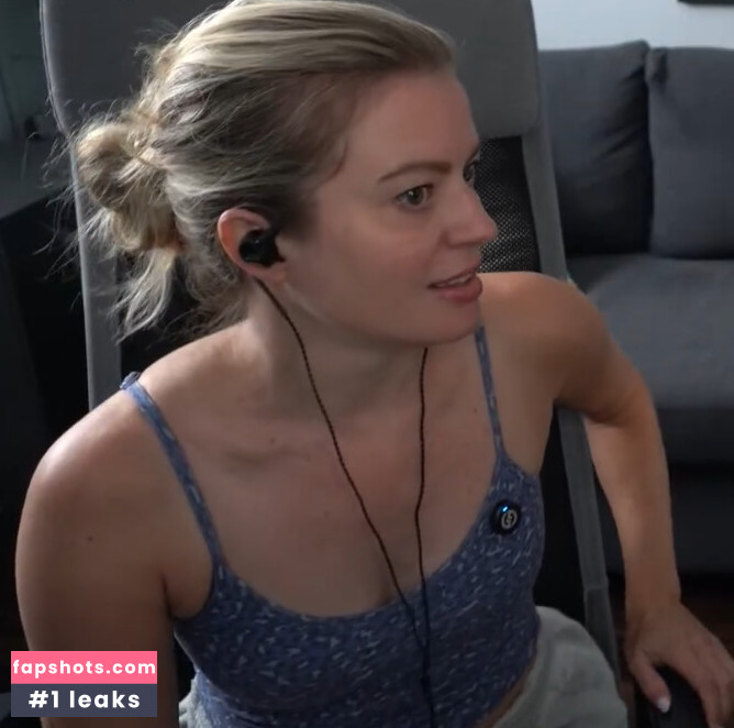 Elyse Willems gallery photo #8