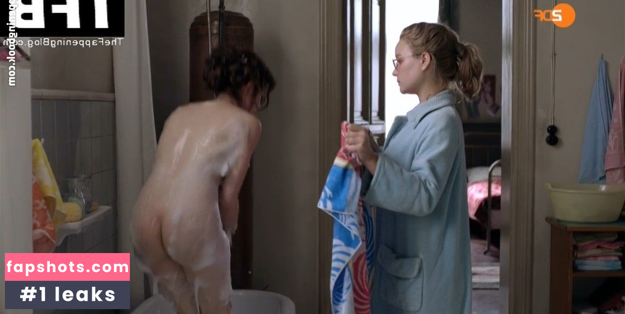 Emilia Schüle gallery photo #27