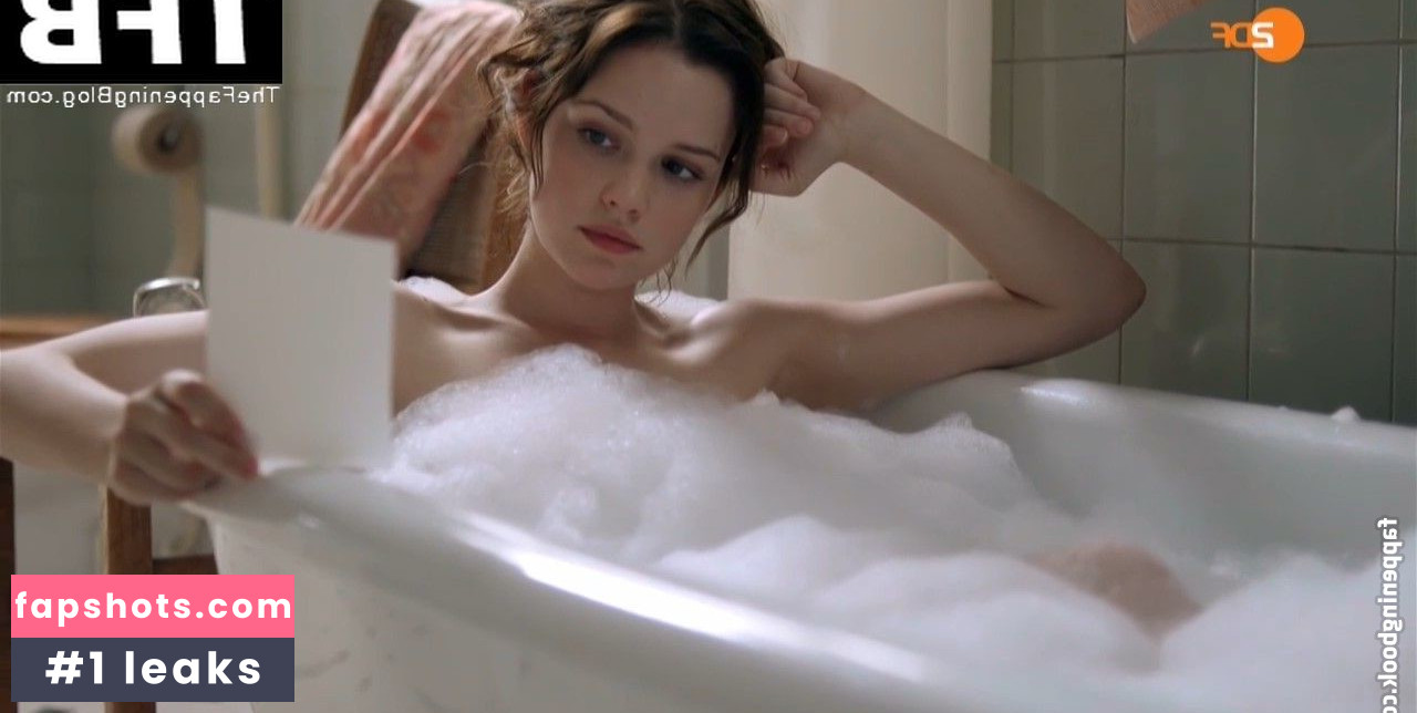 Emilia Schüle gallery photo #31