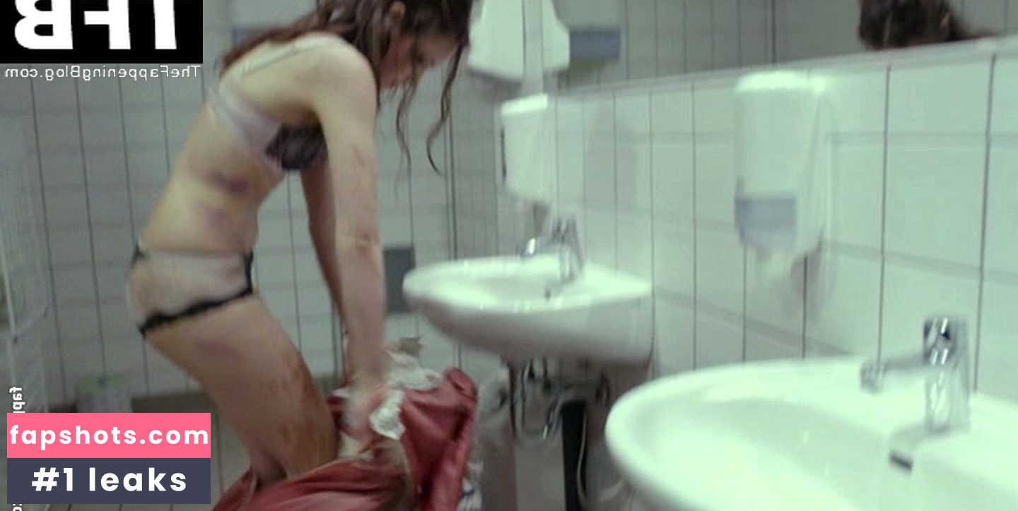 Emilia Schüle gallery photo #37