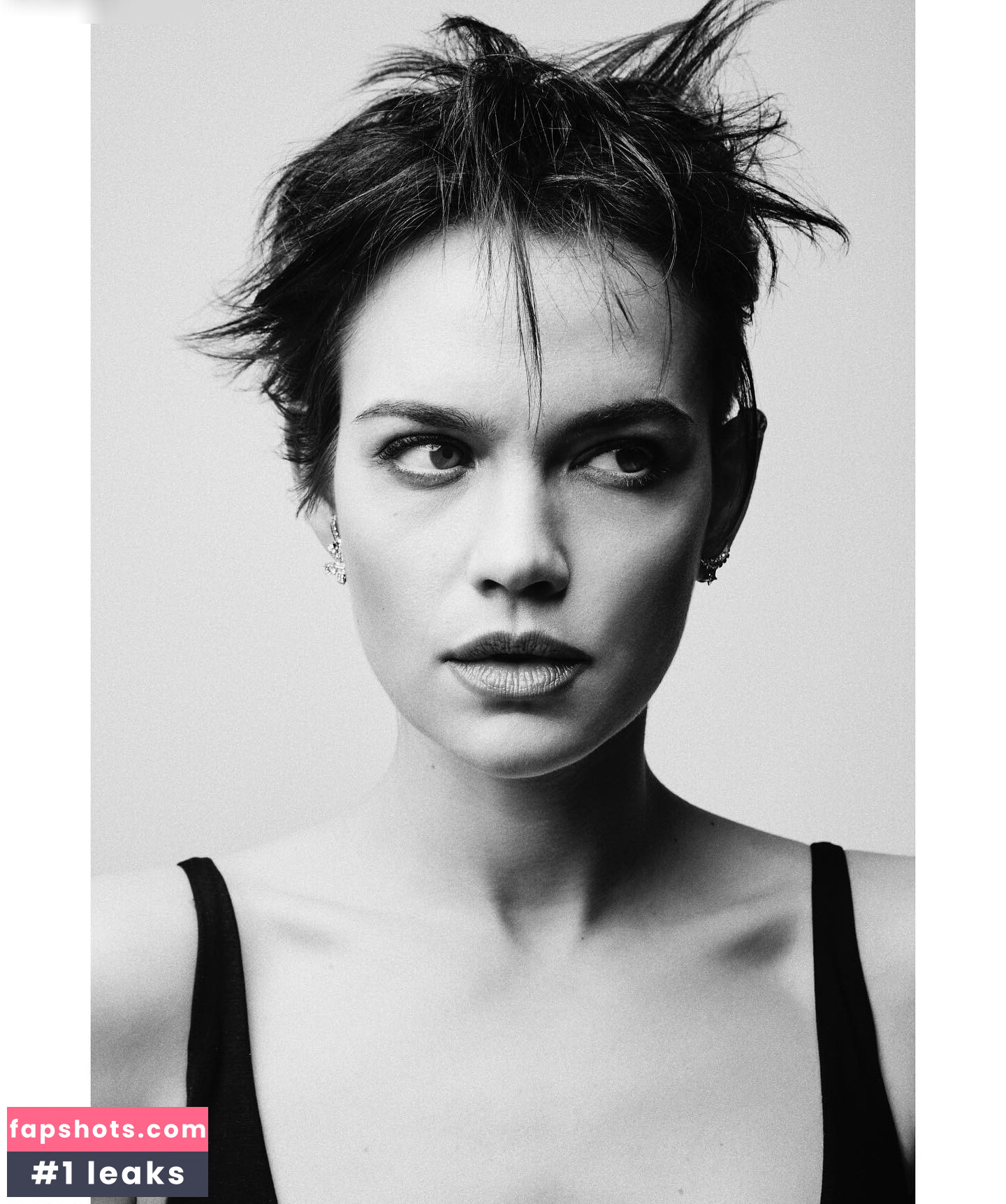 Emilia Schüle gallery photo #5