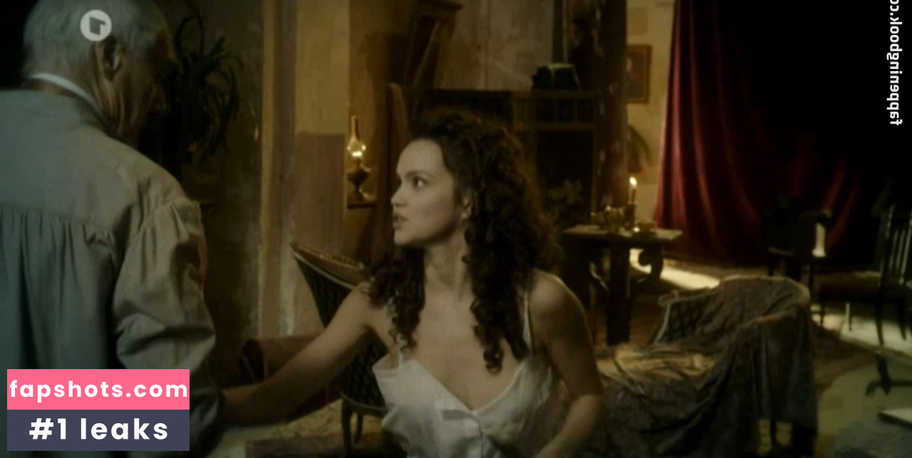 Emilia Schüle gallery photo #59