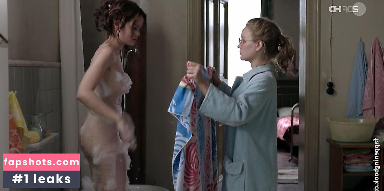 Emilia Schüle gallery photo #61