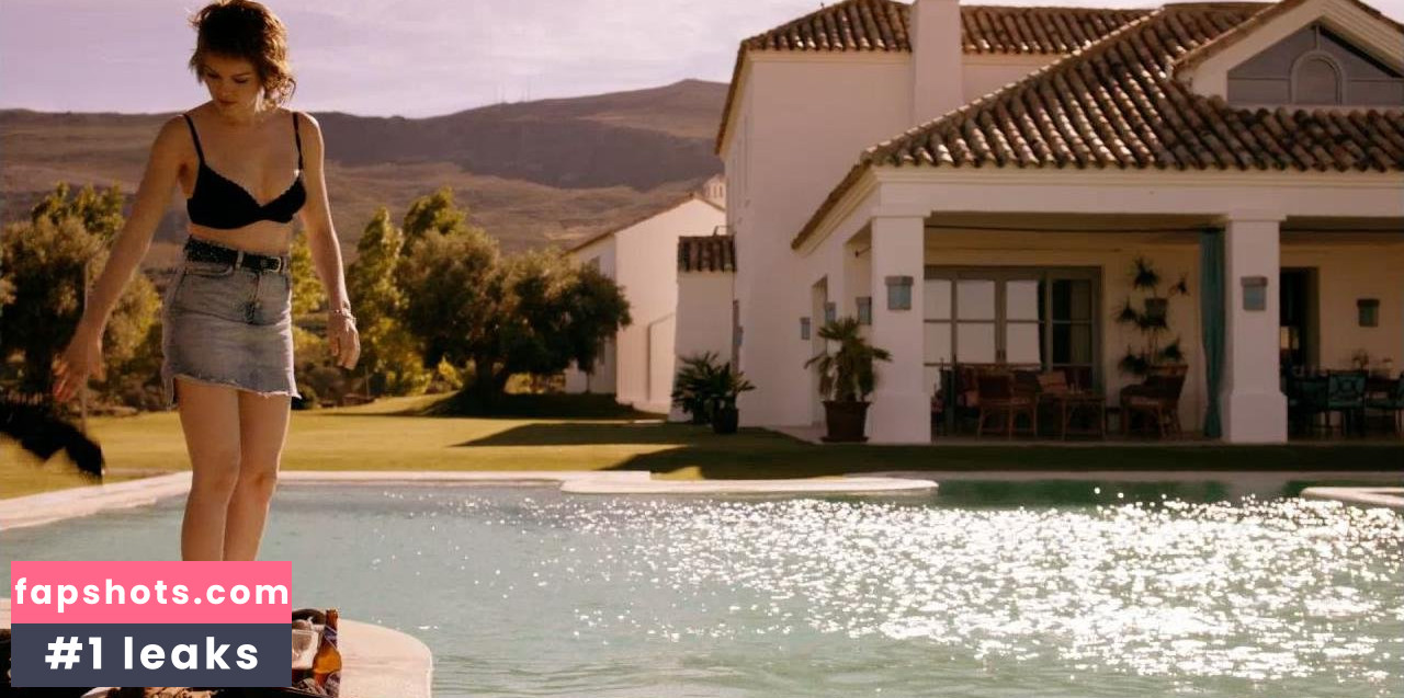 Emilia Schüle gallery photo #64