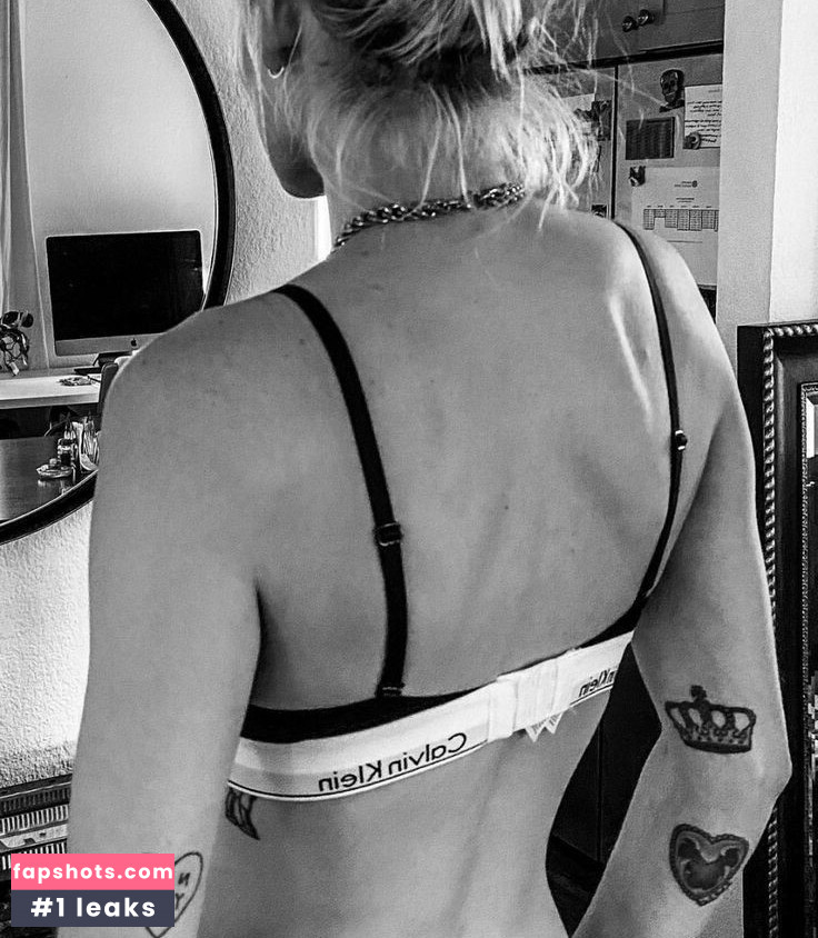 Emily Armstrong gallery photo #16