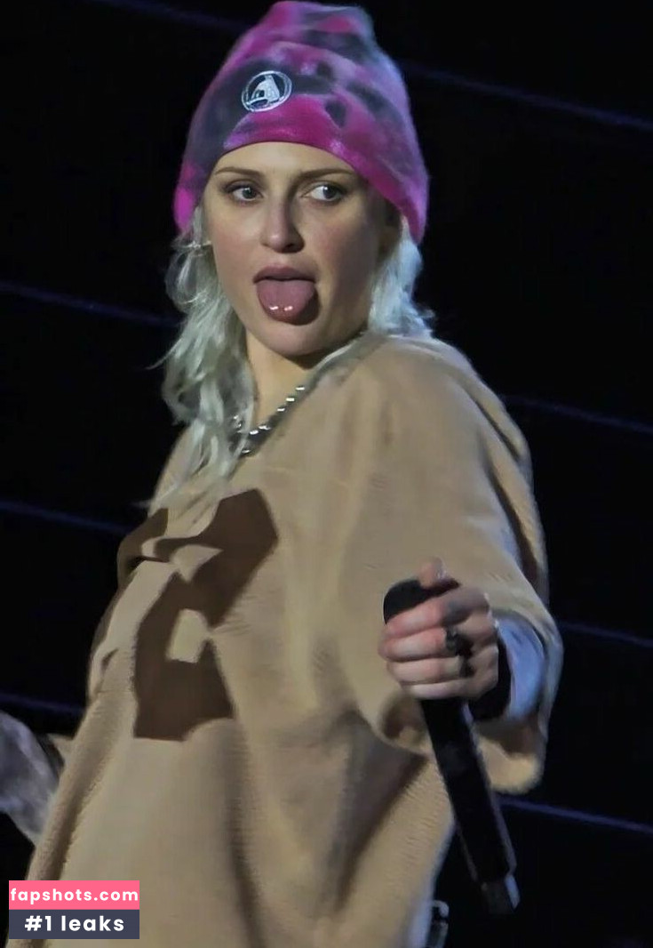 Emily Armstrong gallery photo #18