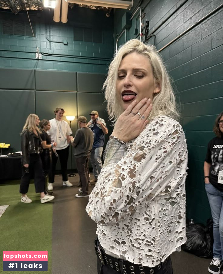 Emily Armstrong gallery photo #5