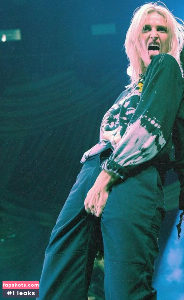 Emily Armstrong gallery photo #6