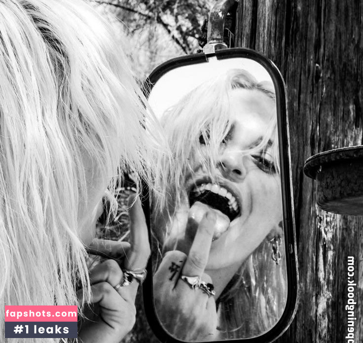 Emily Armstrong gallery photo #9