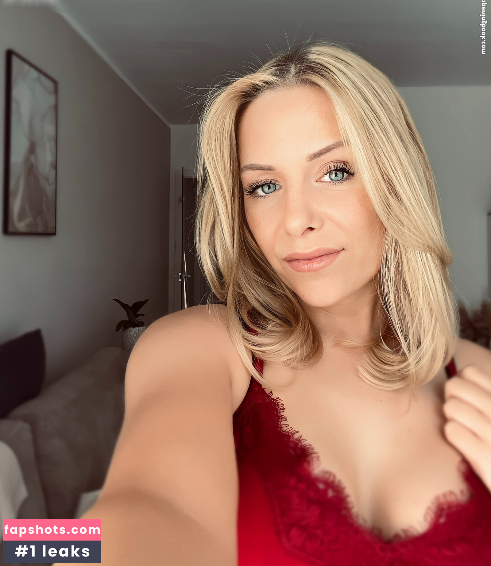 Emily Becker nude babe gallery