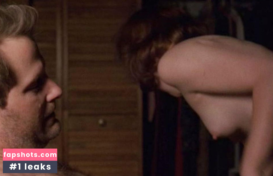 Emily Bergl gallery photo #38