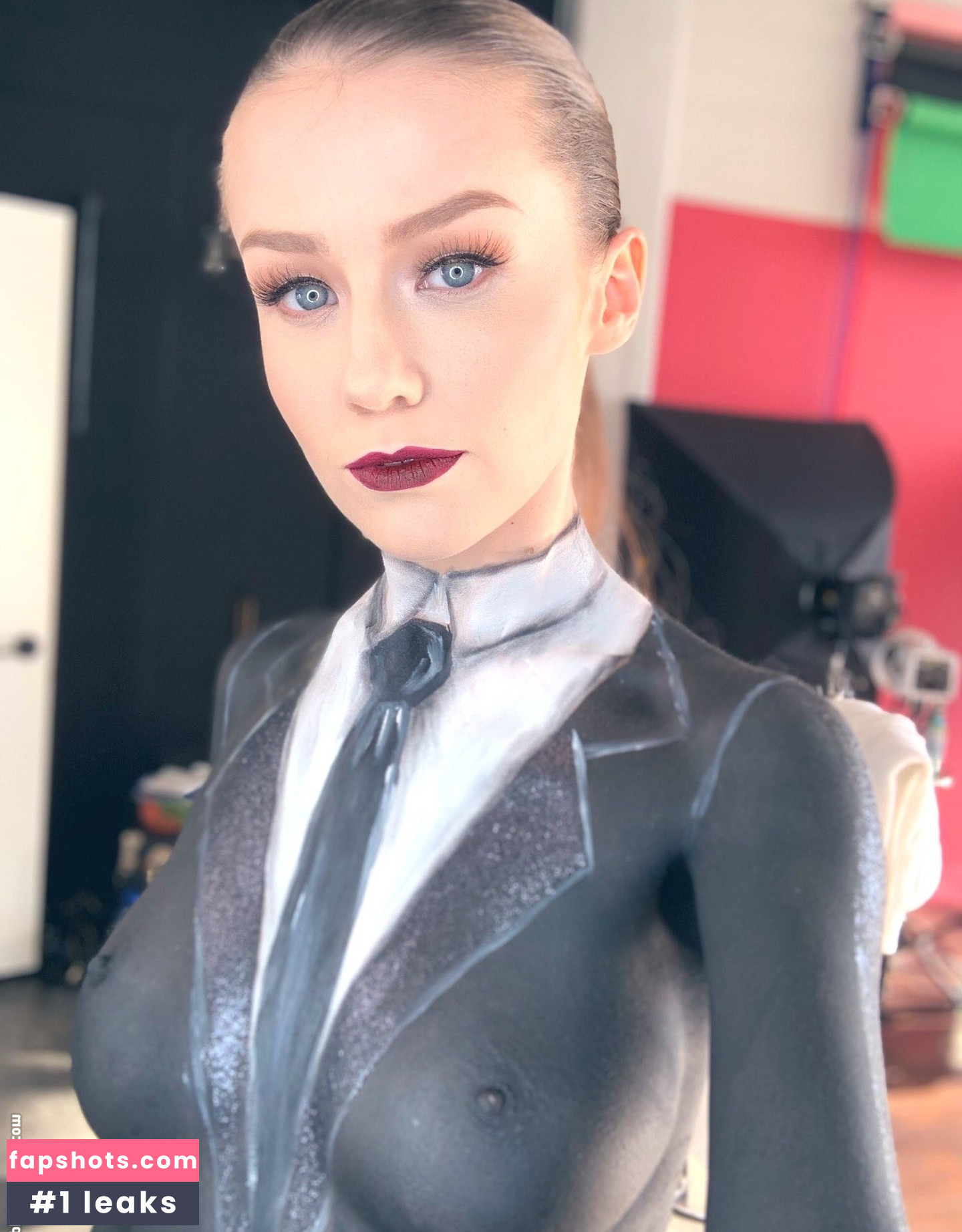 Emily Bloom gallery photo #640