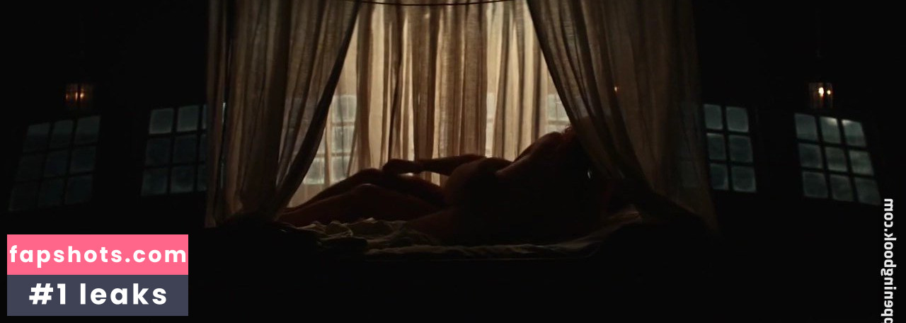 Emily Browning gallery photo #31