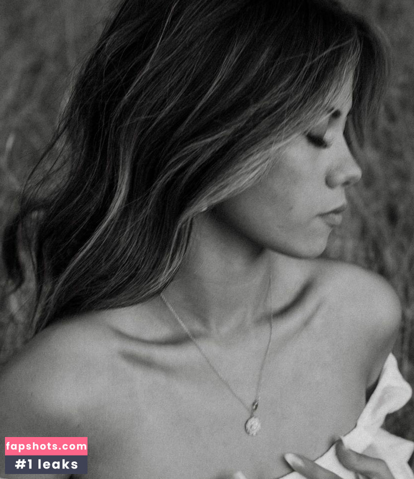 Emily Ellanah gallery photo #3