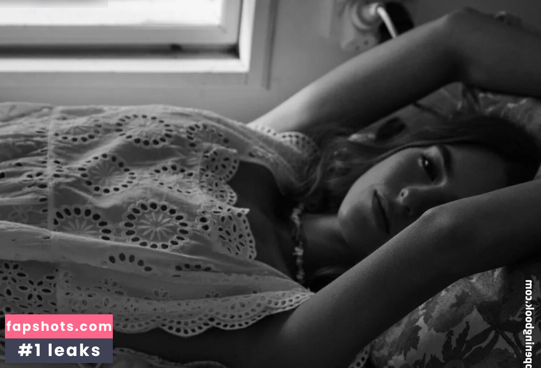 Emily Feld gallery photo #902