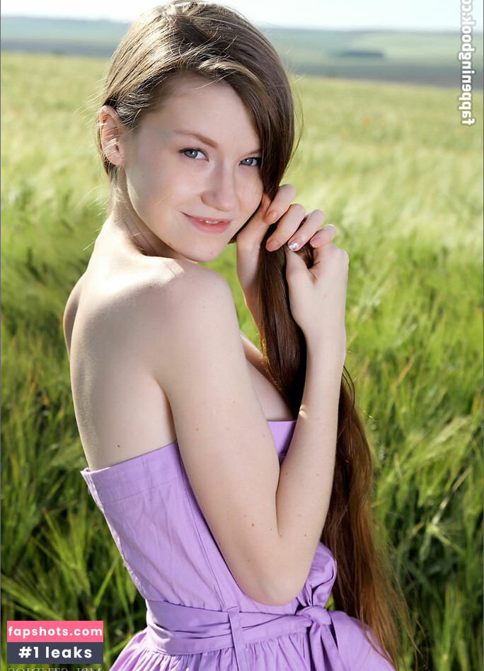 Emily Field gallery photo #4