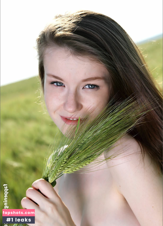 Emily Field gallery photo #10