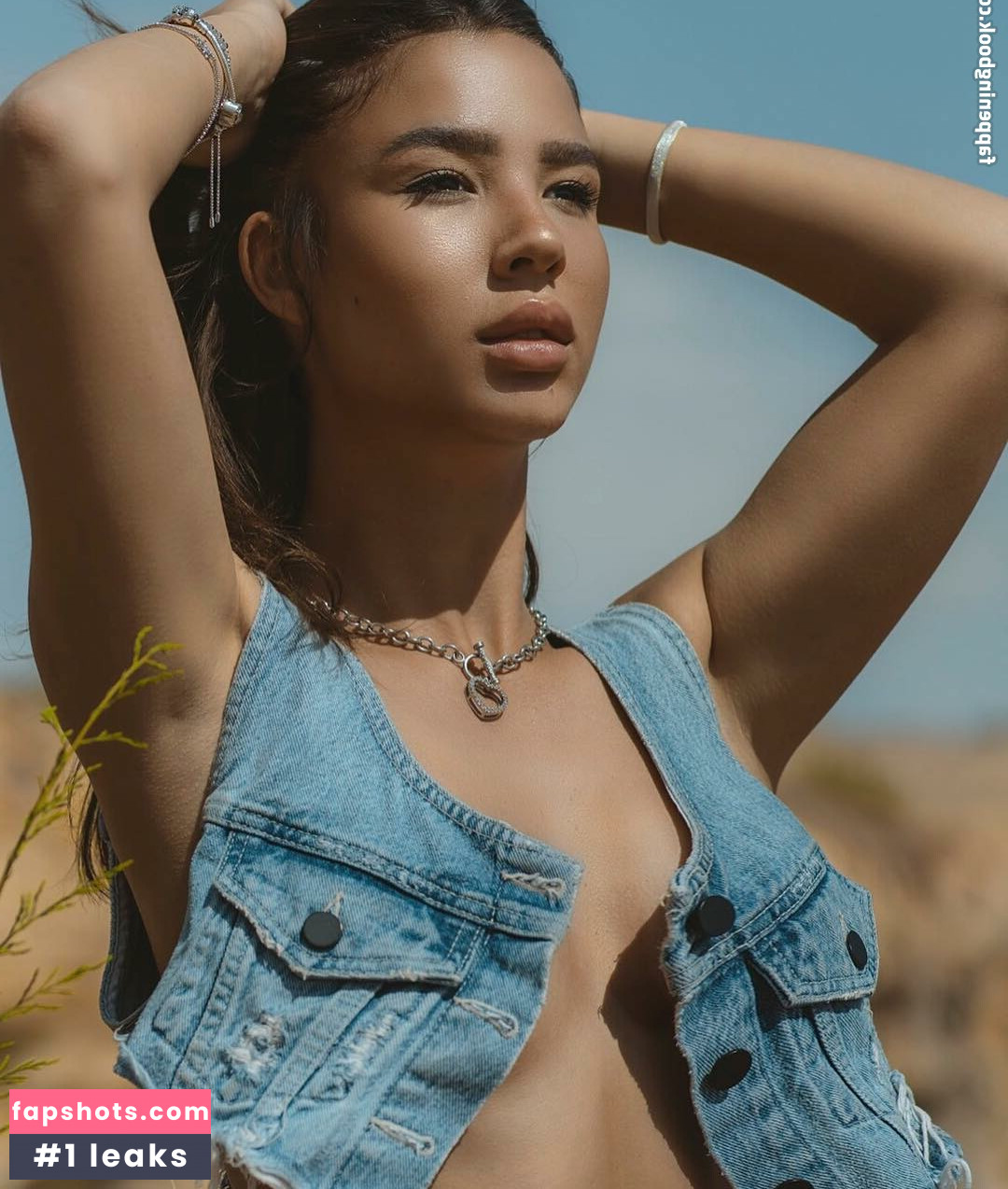 Emily Gomberg nude babe gallery