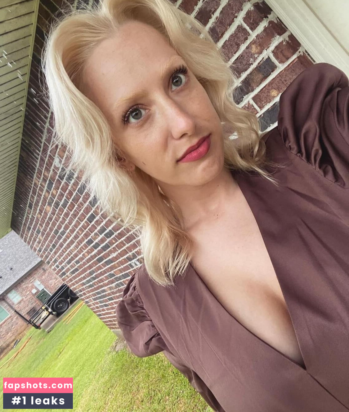 Emily Hebert nude babe gallery