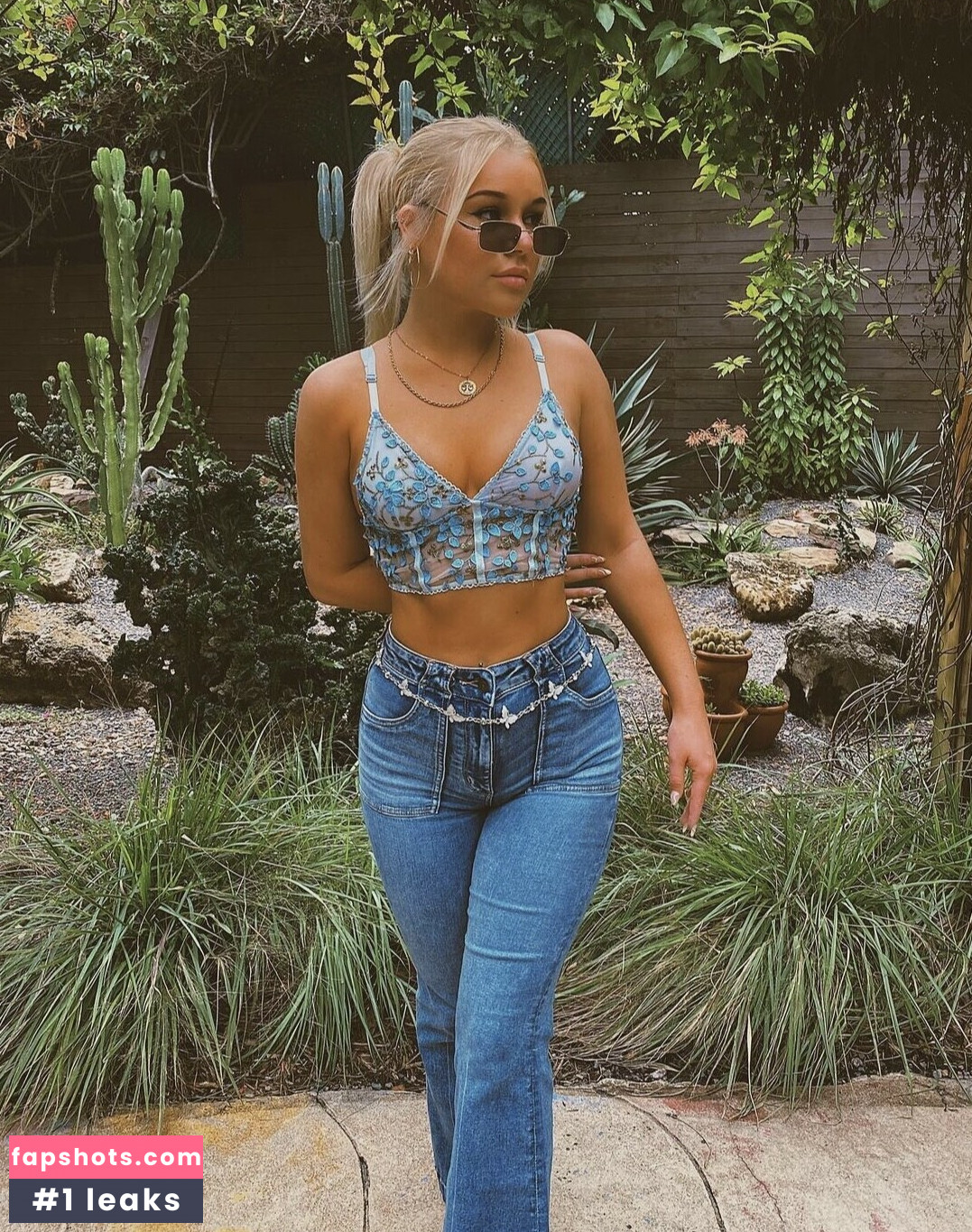 Emily Hicks gallery photo #13