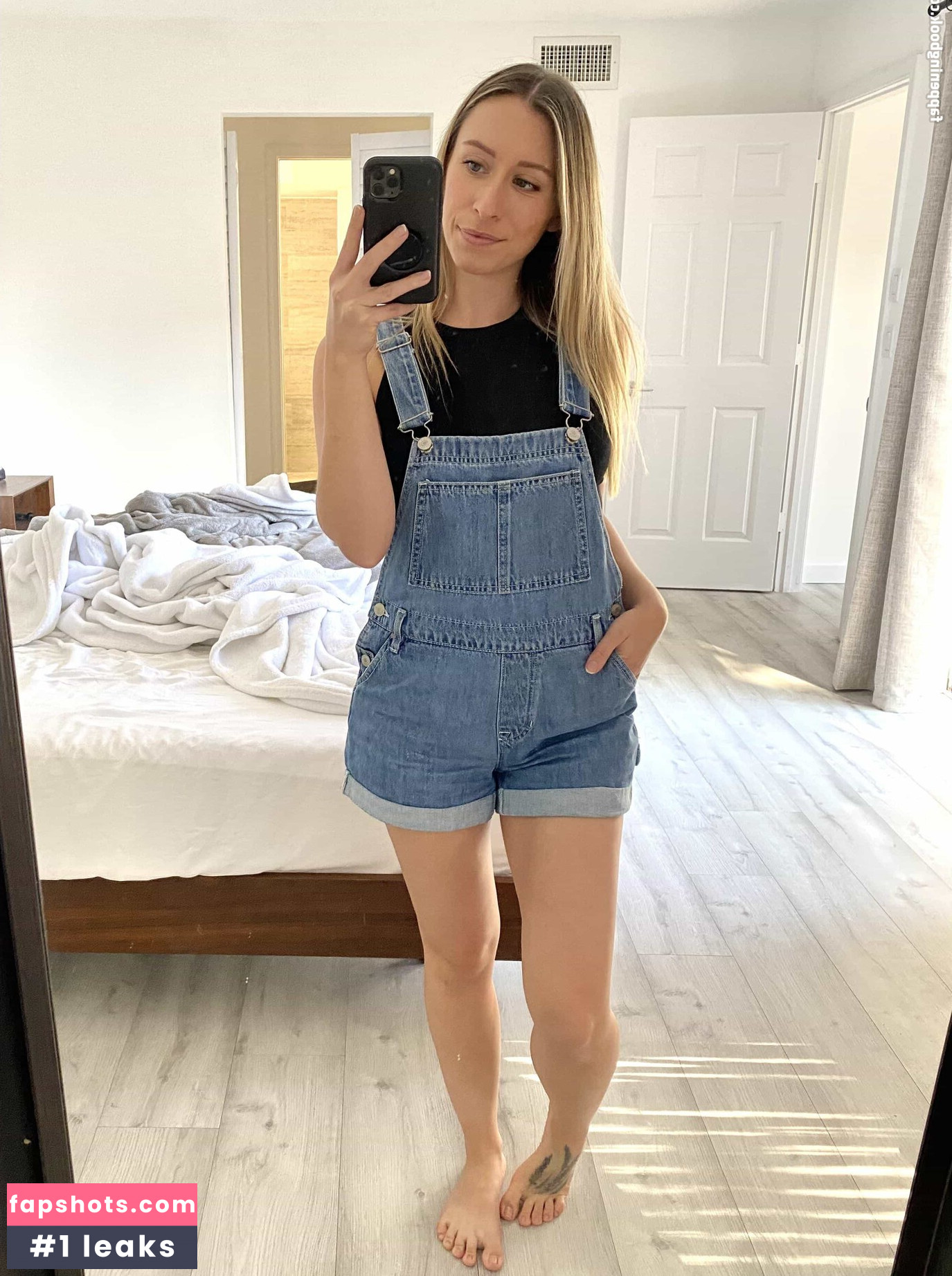 Emily Jones gallery photo #19