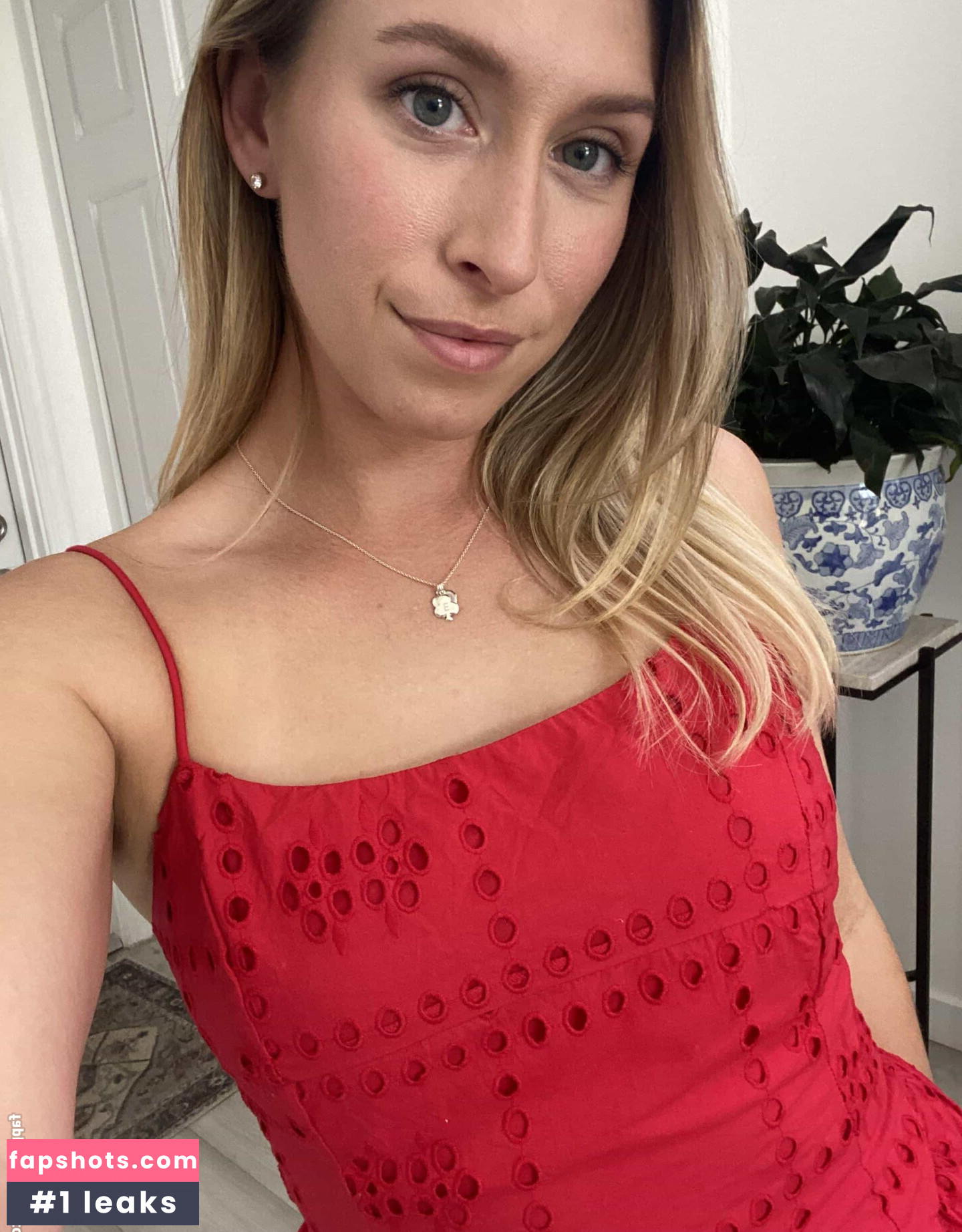 Emily Jones gallery photo #24