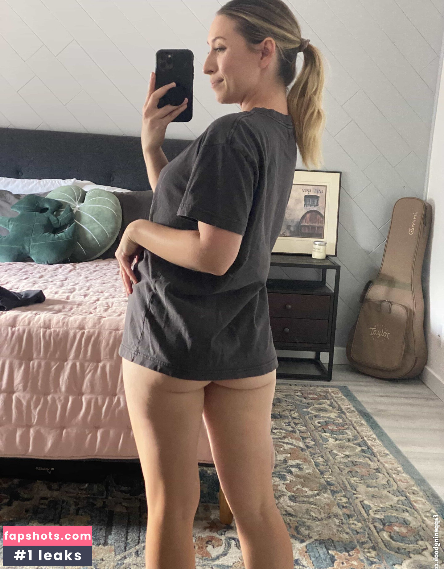 Emily Jones gallery photo #25