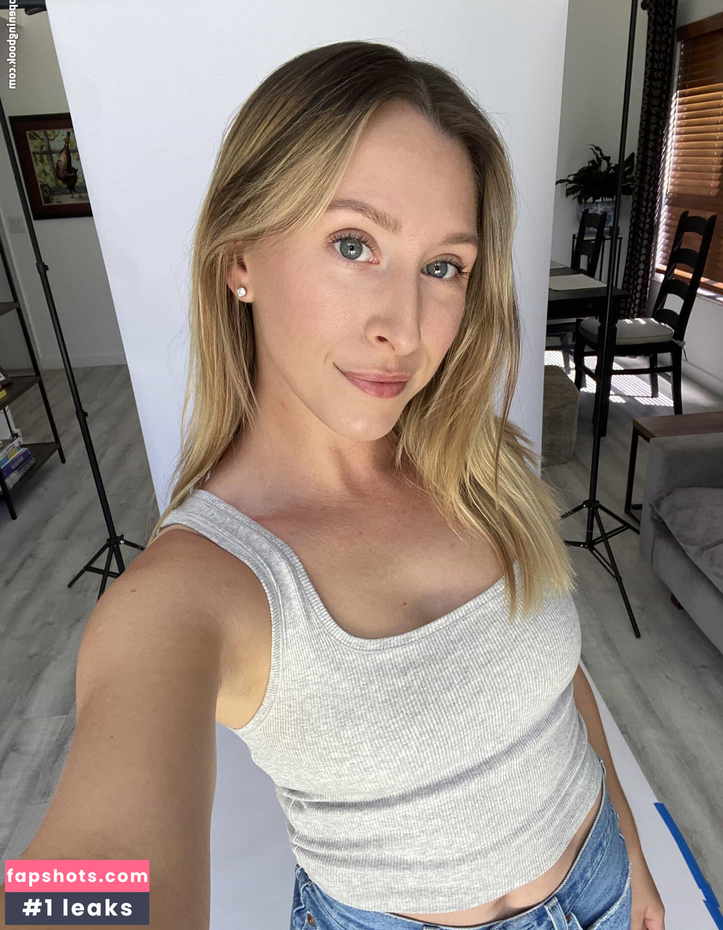 Emily Jones gallery photo #4