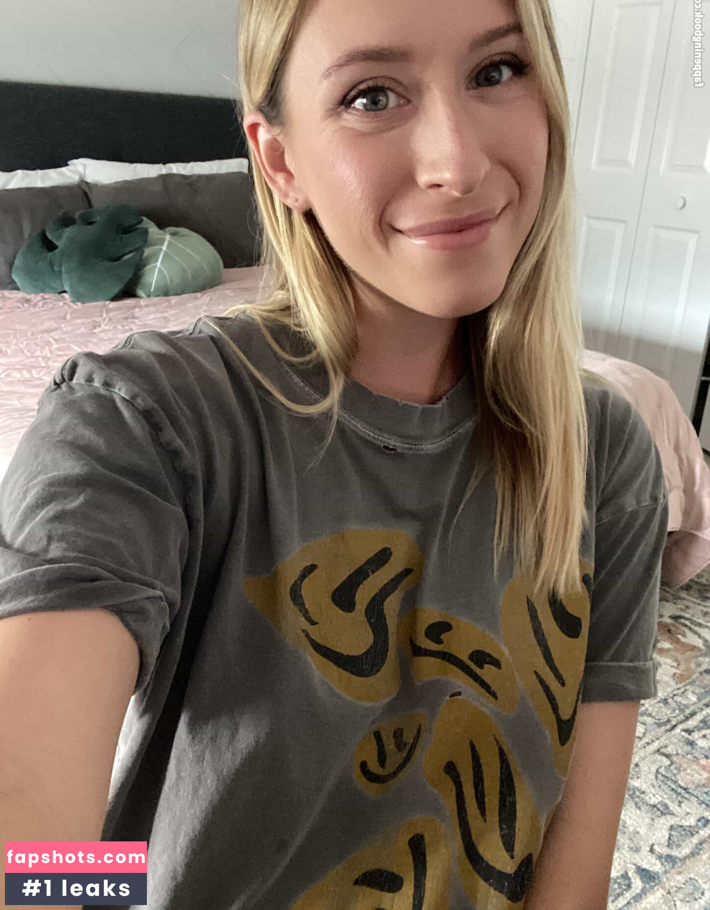 Emily Jones gallery photo #5