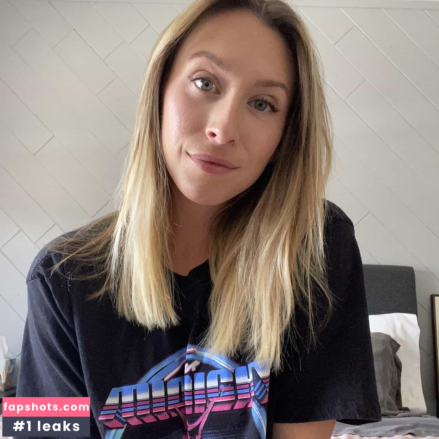 Emily Jones gallery photo #7