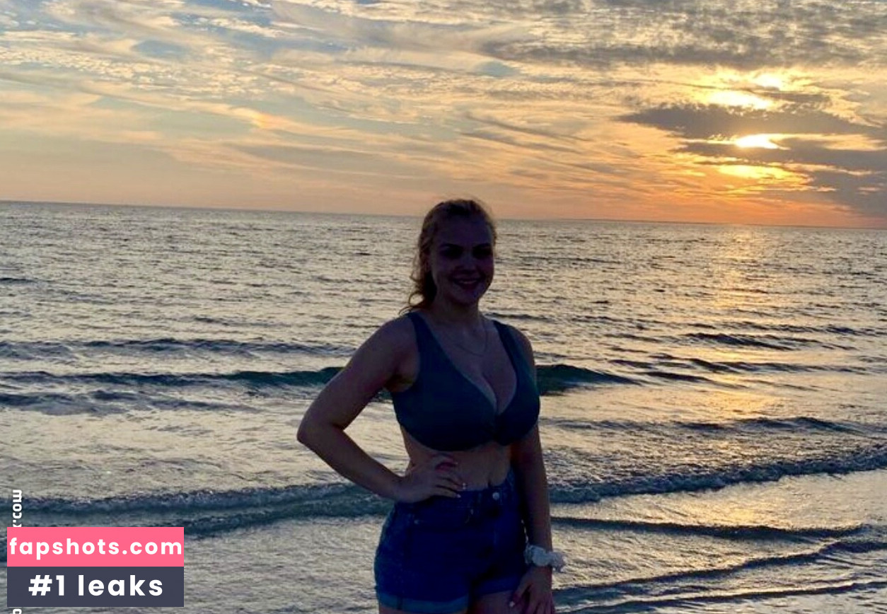 Emily L gallery photo #5