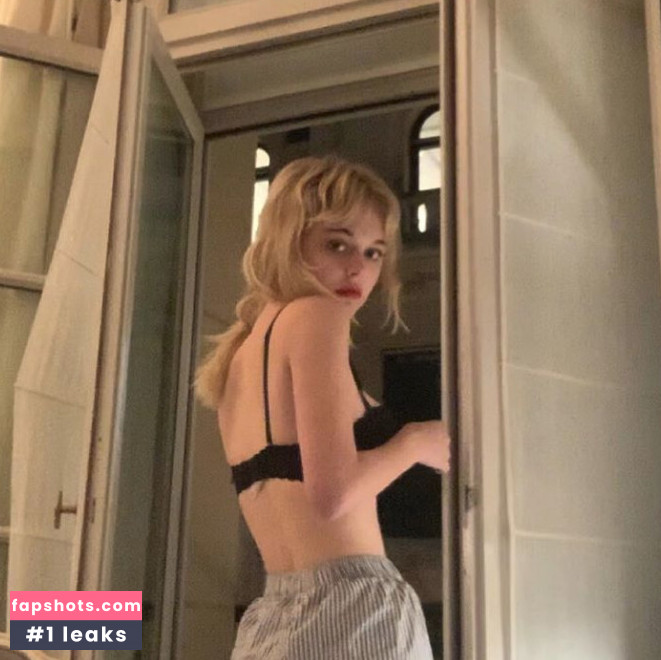 Emily Lind gallery photo #15