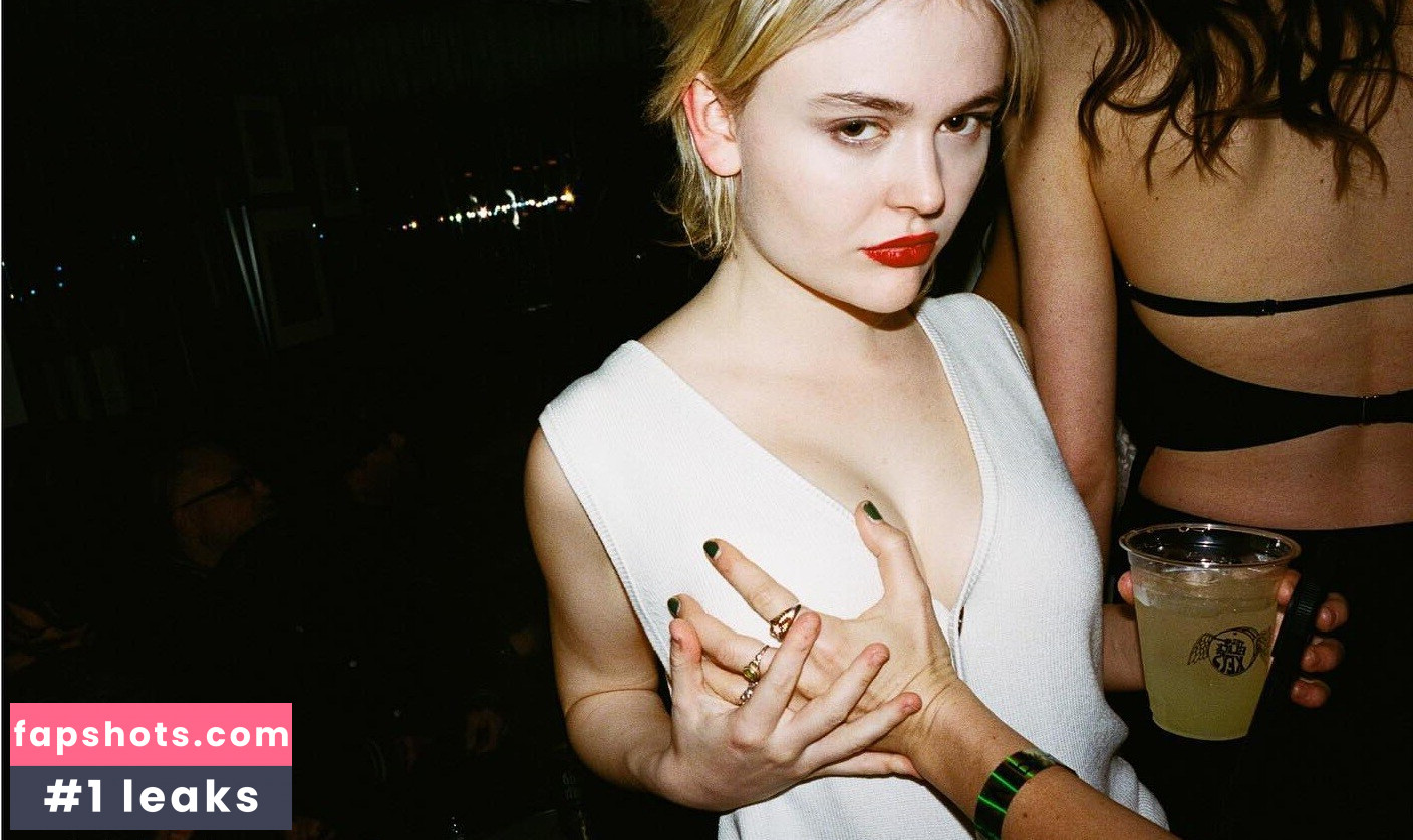 Emily Lind gallery photo #4