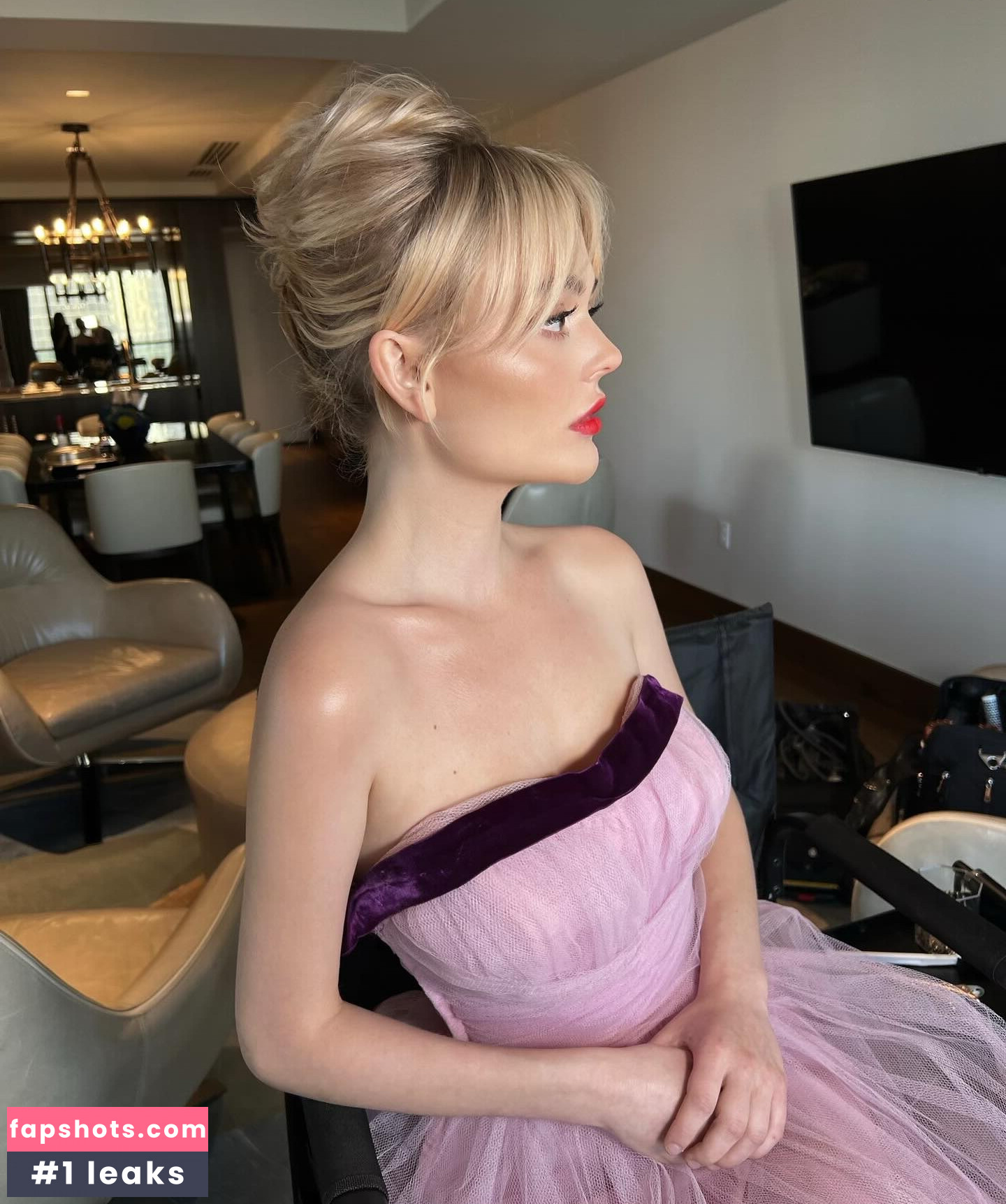 Emily Lind nude babe gallery