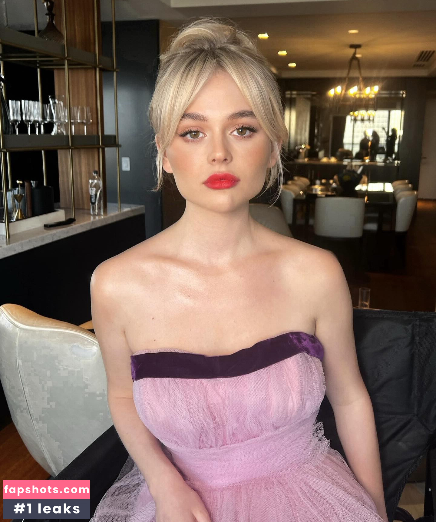 Emily Lind gallery photo #34