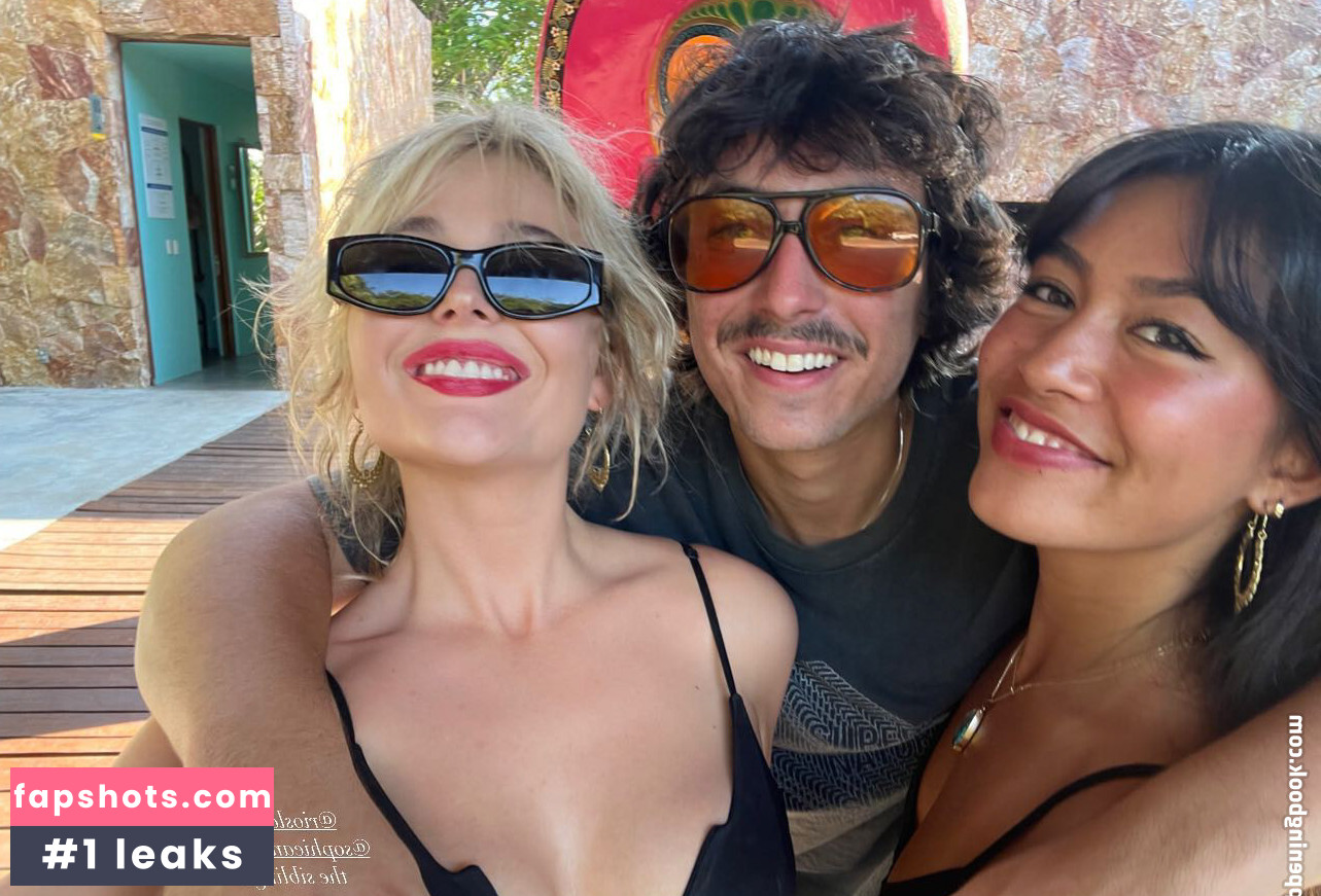 Emily Lind gallery photo #38