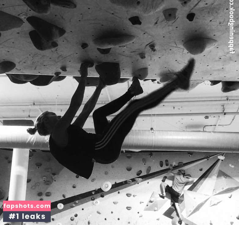 Emily Osment nude babe gallery