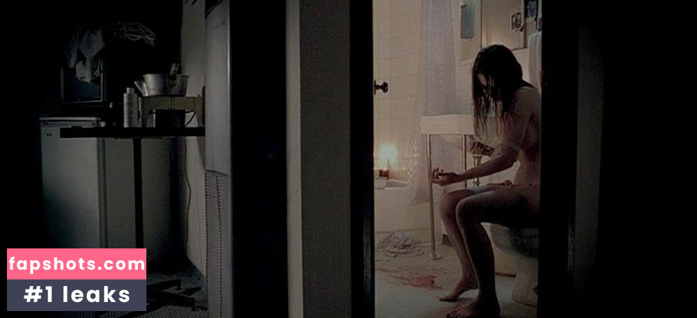 Emily Perkins nude babe gallery