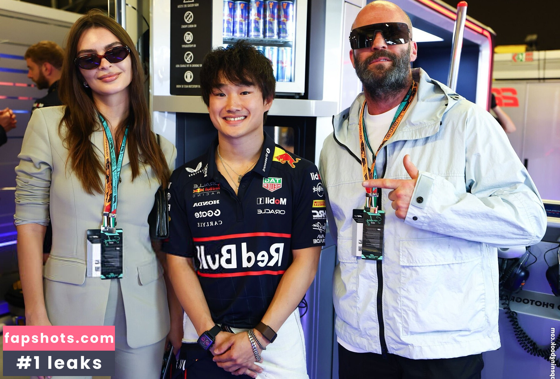 Emily Ratajkowski gallery photo #11