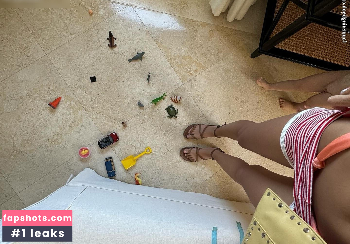 Emily Ratajkowski gallery photo #1024