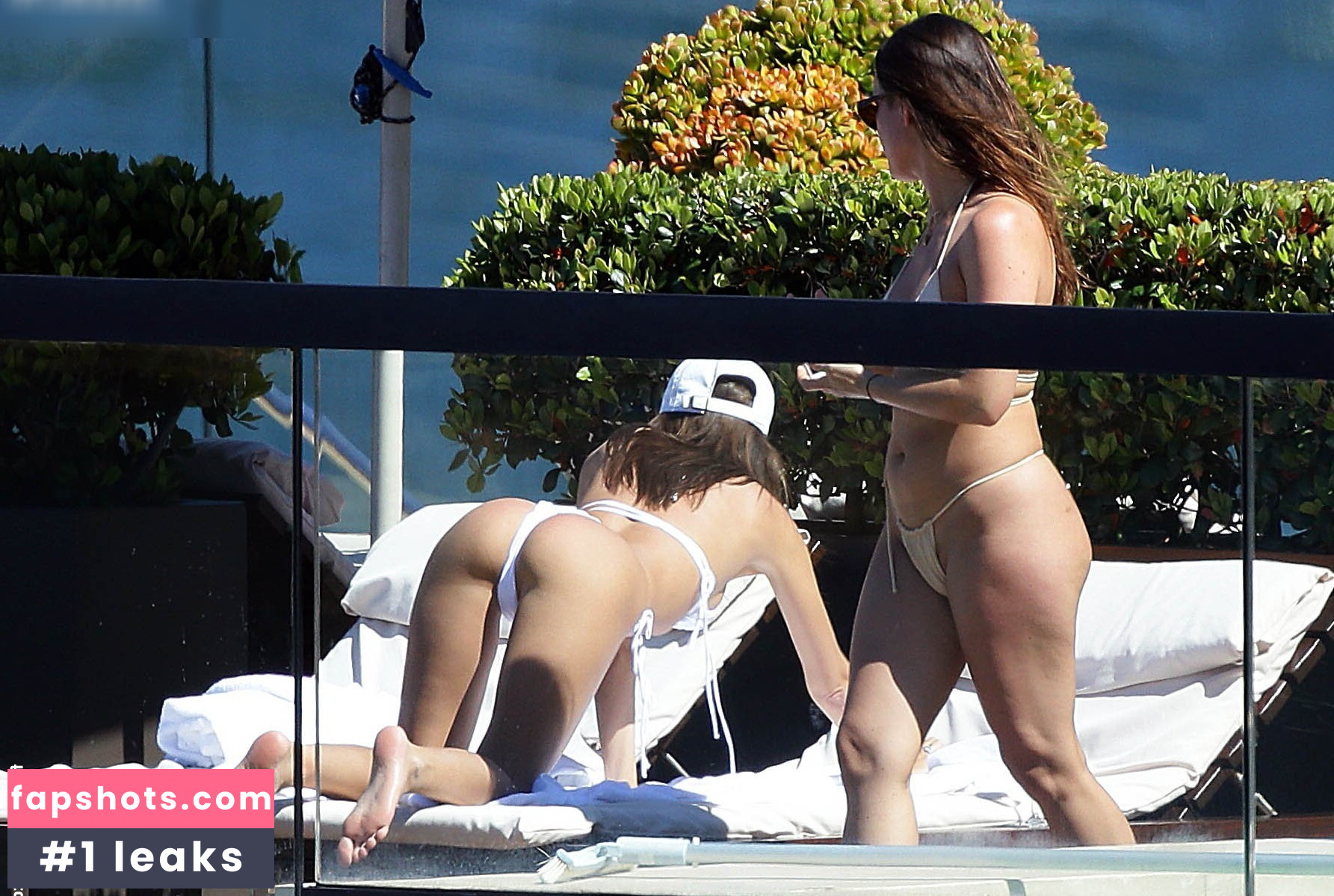 Emily Ratajkowski gallery photo #1035