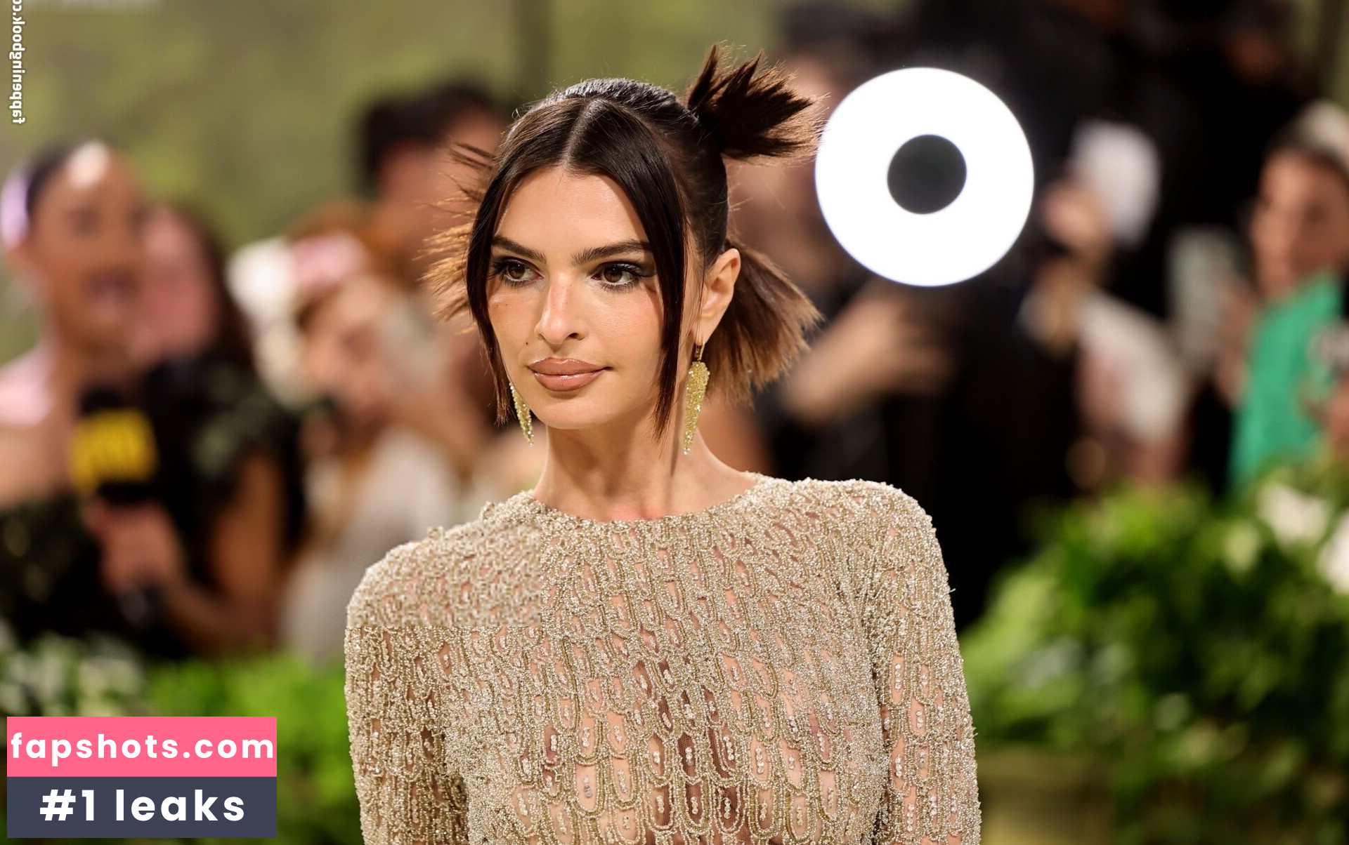 Emily Ratajkowski gallery photo #1057