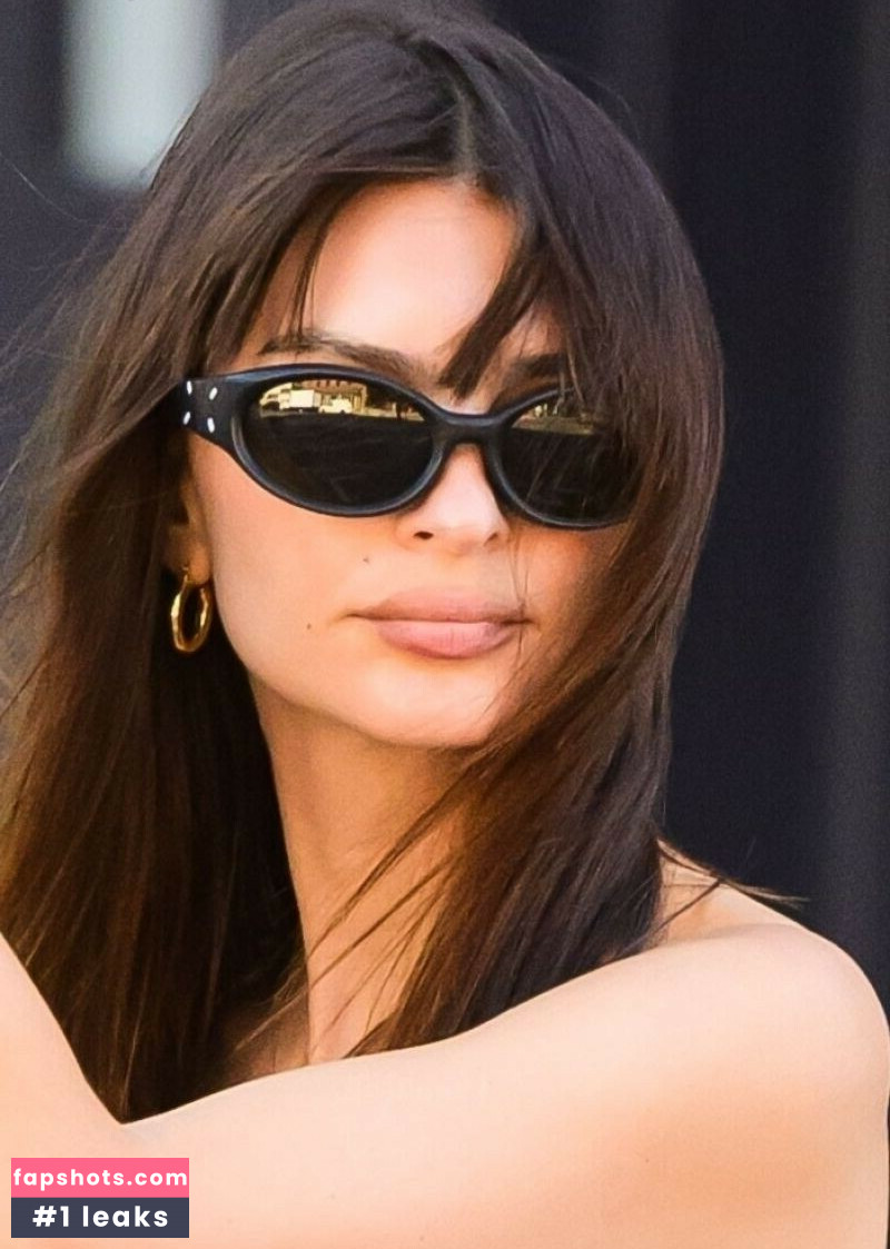 Emily Ratajkowski gallery photo #1100